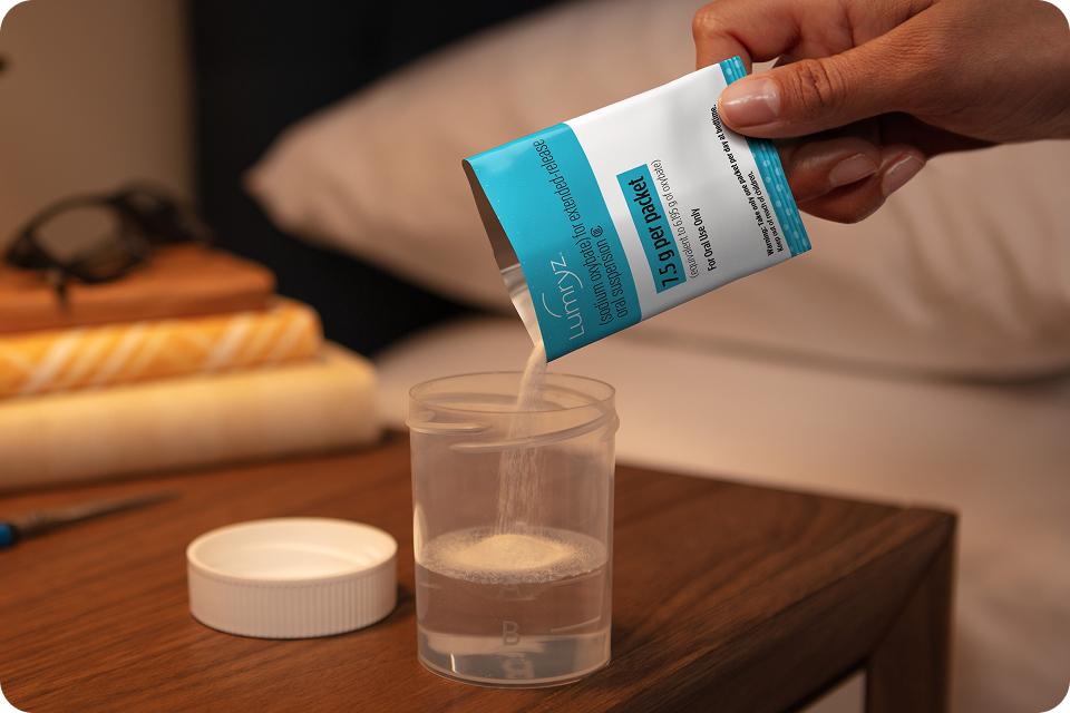 Pouring lumryz into a container.